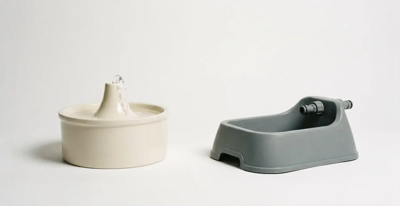 Comparaison côte à côte d'une fontaine à pompe en céramique pour intérieur et d'un abreuvoir basse pression en plastique pour extérieur